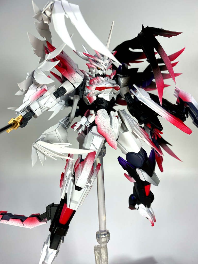 翼はスクラッチしました。可動域を確保するためにPGユニコーンの指を使用しております。