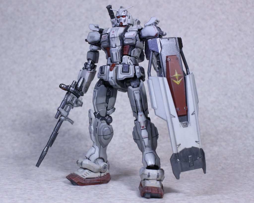 ガンダムEXです。Netflixで本編を見てから「プラモ作りて〜!」となったのですが発売日に買えず最近ようやく再販品をゲット。プラモ売り場寄るたびに(EX無いかな〜、無いか〜〜!)と悶える長い日々でした。復讐のレクイエム、実は試写会に当選したので配信前に映画館のスクリーンで前半部分(3話まで)を見る事が出来たのですがやはり良かったです。フル 3DCGのガンダムといえばやはりMS IGLOO、当時「もうほぼ実写じゃん、すげぇ」と言っていたのにあれから20年経ってさらに凄い3DCGガンダムが見れて幸せでしたね。連邦のホームグラウンドである地球でMS無しでジオンが連邦と戦うと押し負けますがそこにザクが登場すると一気に形勢逆転、圧倒的にMSが61式を蹴散らしますがガンダムが登場するとなす術なく一方的に蹂躙されるという食物連鎖のような演出。ガンダムの圧倒的強さとホラー映画のようなガンダムの顔に恐怖。ガンダムって怖えー!前回のザクを作った時にもチラッと書いたんですがMS以外の61式やセイバーフィッシュ、ドップやマゼラアタックなどのメカも欲しくなってしまいました。あとはやっぱりあのザクタンク、良いですよね。ジムの頭部の類を見ないギミックも面白いので是非キット化してほしいものです。Netflix独占配信という視聴形態のせいか作品自体あまり話題上がらないのが残念な気がします。(タイバニ2なんかもそうですがこの手の独占配信って面白いのに一部で話題になって終わりって事になりがちなので…)