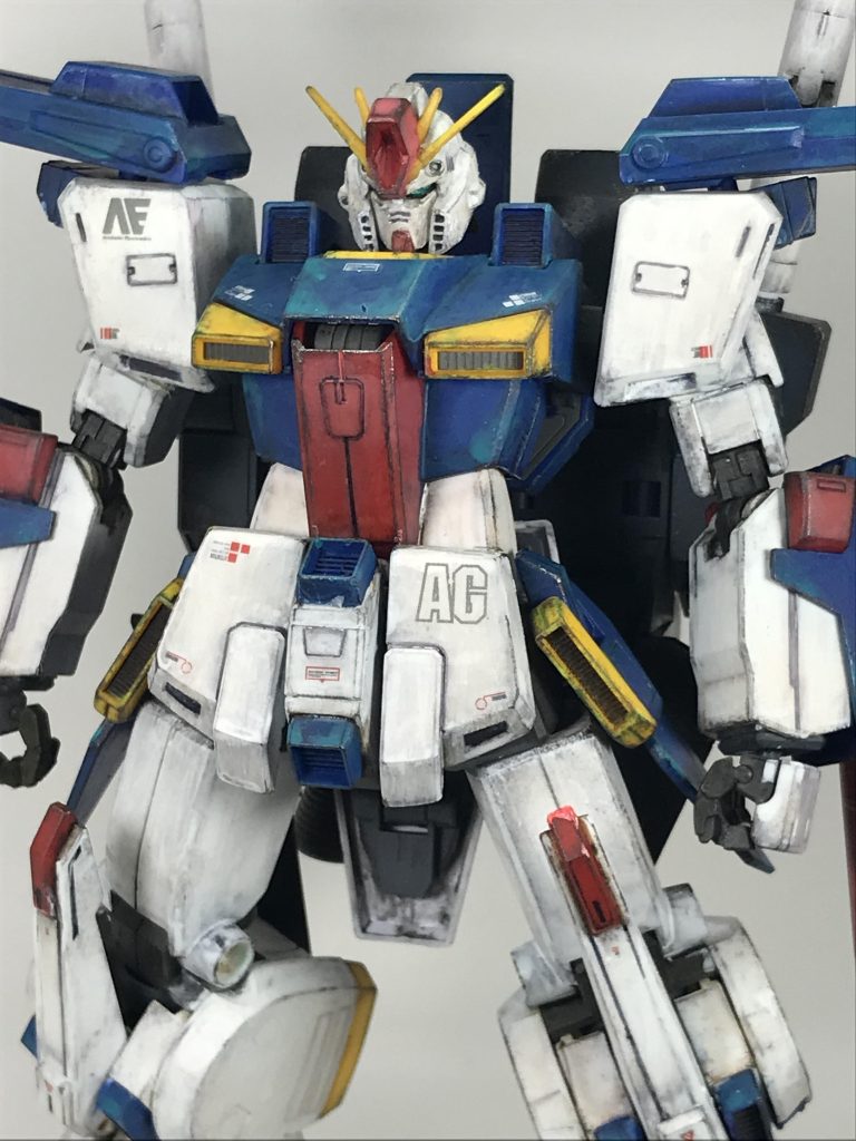 私はお手軽ウェザリングを施した成型色仕上げのまま、アクリルガッシュを上塗りしてます