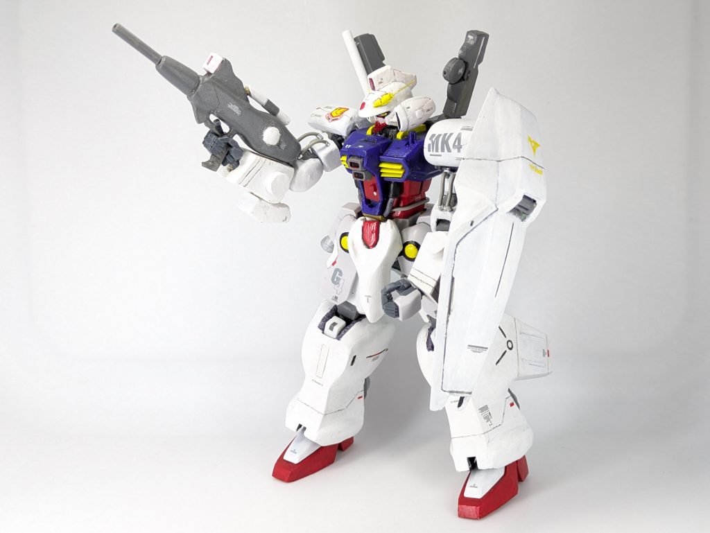 シールドは、ジャンクパーツから拾いあげた、旧キットのリ・ガズィの盾を改造して製作しています。ティターンズのエンブレムが黄色いので、グレーを下地に塗装してから貼れば良かったかな、と思っています。