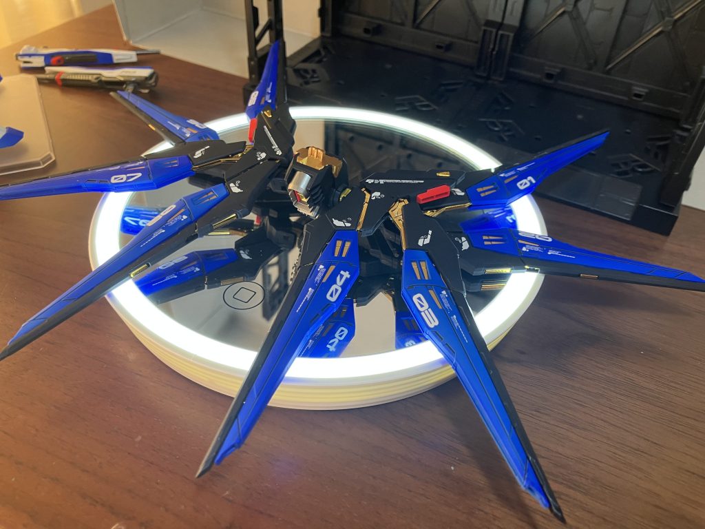 パックパック赤はガイアノーツのプレミアムレッド、青はガイアノーツのウルトラマリンブルー、紺はガイアノーツのプリズムブルーブラックで塗装していますプレミアムシリーズ、値段が結構しただけあって発色がめちゃめちゃ良いです 色に結構ばらつきが出てグラデーションみたいになってしまいましたが