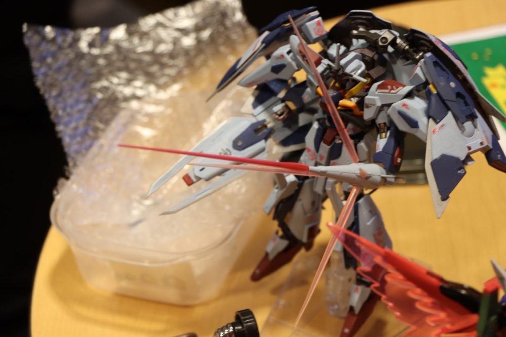 ぶっちゃけた話をすると当時オバブでX魔王が大暴れしてた時に、ガンプラ作ってる身内のマキオンプレマでメイン前格ひたすら擦って「これがワイの、ビルドプロヴィデンスガンダムですう！！」ってふざけてたらノリでいつの間にか出来上がっちゃってたんですよね。これはその経緯を象徴した、目の前にカーテン展開しながら敵につっこんでいくランスドラグーンです。Ｎで設置して前入力で設置後時間差でつっこみます。メインで降りれます（は？）