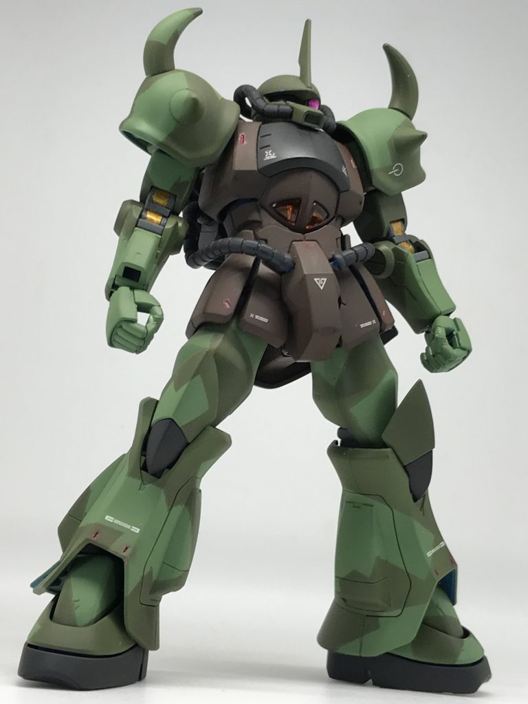 HGUC グフ（新）エアブラシ迷彩全塗装といいつつ…関節と黒部分は成型色…🙄ウェザリングなし難易度　★★★★☆作業時間　★★★☆☆敷居の高さ　★★★★★エアブラシを使用すると…一気に敷居があがりますね…さすがにリビングでは使用できないので…迷彩はマスキングも面倒…プラモ作製部屋がない私はエアブラシを使用するときは喫煙室を使用するのですが…準備と片付けだけで30分以上はかかるので、あまり使用しません😨