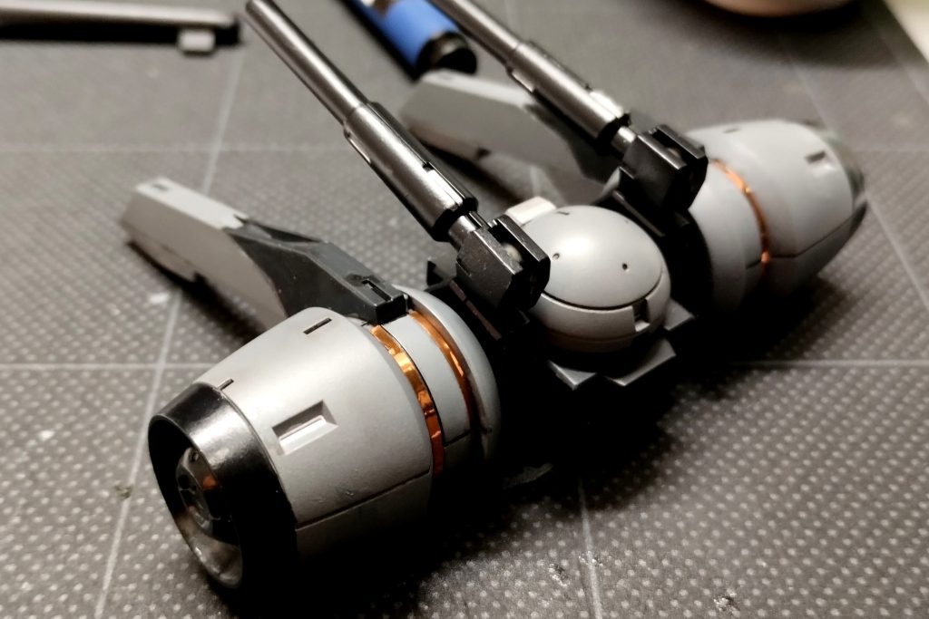 ハセガワさんの銅色のフィニッシュシートを貼ってスラスターの可動部分に導電レールをイメージしてみました。