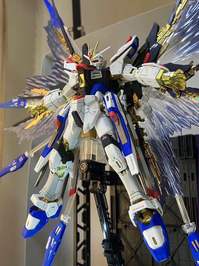 昨年プレミアムバンダイでストフリ用の翼が再販して運良く買えたので付けてみましたこれはあった方がいいですね(場所はかなり取られるけど) 