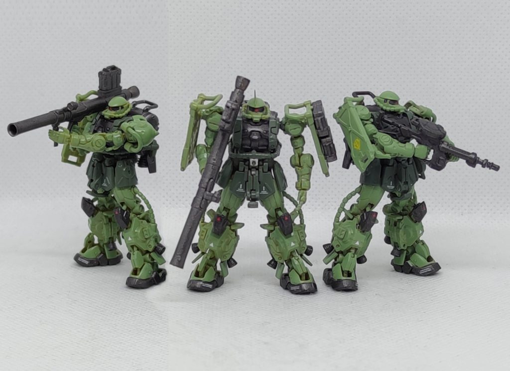 どうせならと画像合成で黒くない量産色の三連星にしてみました。