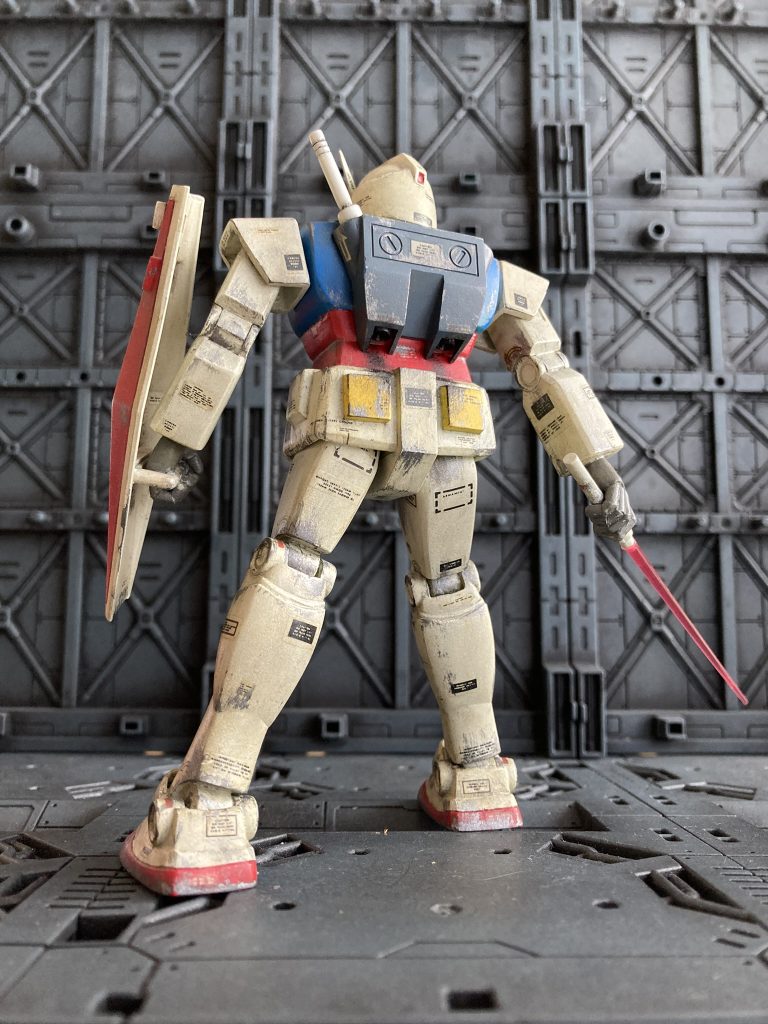 指をプラ棒で作り直してビームサーベルは柄を長く延長、刃は紛失してしまったのでジャンクパーツの中から適当なものを見つけてきてカットして装着