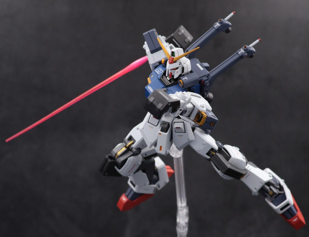 ガンダムパンチことナックルクラッシャーとビームサーベル。ビームサーベルはいつものように蛍光塗装です。