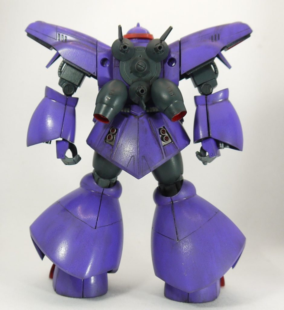 　また、胸のマークなどのデカールが付属していますが、古いキットなので当然そのままではバラバラに崩れてしまいます。　　それを防ぐ手としてデカールの表面にニスを塗るというのを以前知ったので、試してみました。　　使ったのはタミヤの「つや出しニス」です。　　一度塗っただけだと少し破れたりで、二度塗りでも胸のマーク以外は上手くいかなかったですね。あと、本来カットされている余白部分もくっついているので、自分で切り出す必要があります。　　バーニアの中が寂しいのでディテールアップ用パーツを入れました。