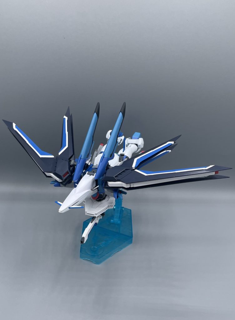 舞い降りし、白の翼 ライジングフリーダムと言えば、飛行形態への変形ですよね。寝そべり変形とはいえ、カッコいい。翼は青がメインな気がしますが、小説版では「白い翼」って表現されているんですよね(笑)皆さんはこれ、白に見えます??   気を取り直して・・・ 今回のコンセプトは「青」です。キャンプラ・ブルーは、フォロワーの皆様から褒めて頂くことが多くて、”自分の中で”アイデンティティーともなりつつあるカラーです。