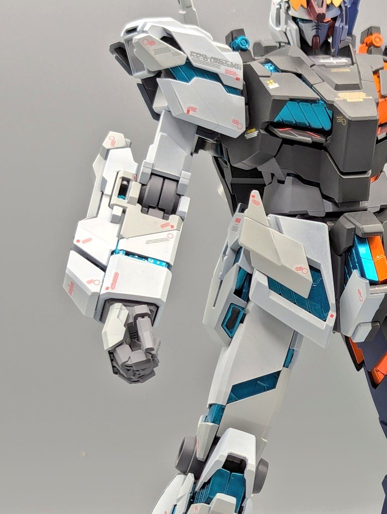 エゥーゴ側のサイコフレームはνガンダムVer.Kaをイメージしました。