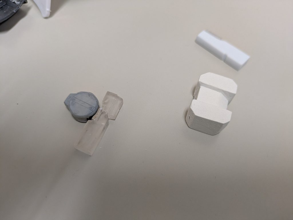 両肩以下やバックパック、インコム、ライフルなどはプラ板、樹脂粘土、石粉粘土、uvレジンでフルスクラッチしました。ネオジム磁石をしこんでいるので、武装類の保持はしっかりしています。