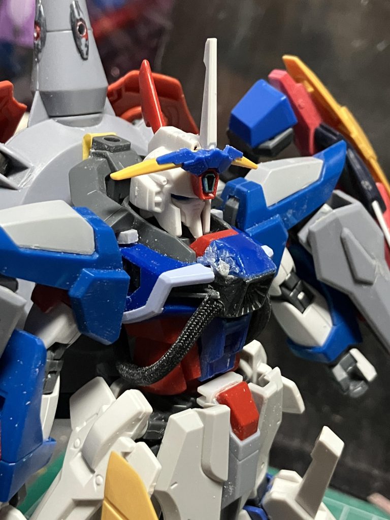 アンテナは取り外ししてビームサーベルになるようにしたかったんですが、基部が折れたんでやめました。逆向きアンテナって違和感すごいけど見慣れるとかっこいいでしょ。え、そうじゃない？　(´・ω・｀)そんなー