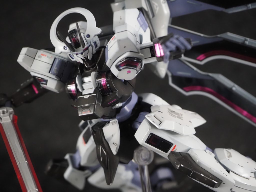 各部シェルユニットの発光がシールとクリアパーツで再現されています。ガーディアンのプラスチックと同様、よく光ります。