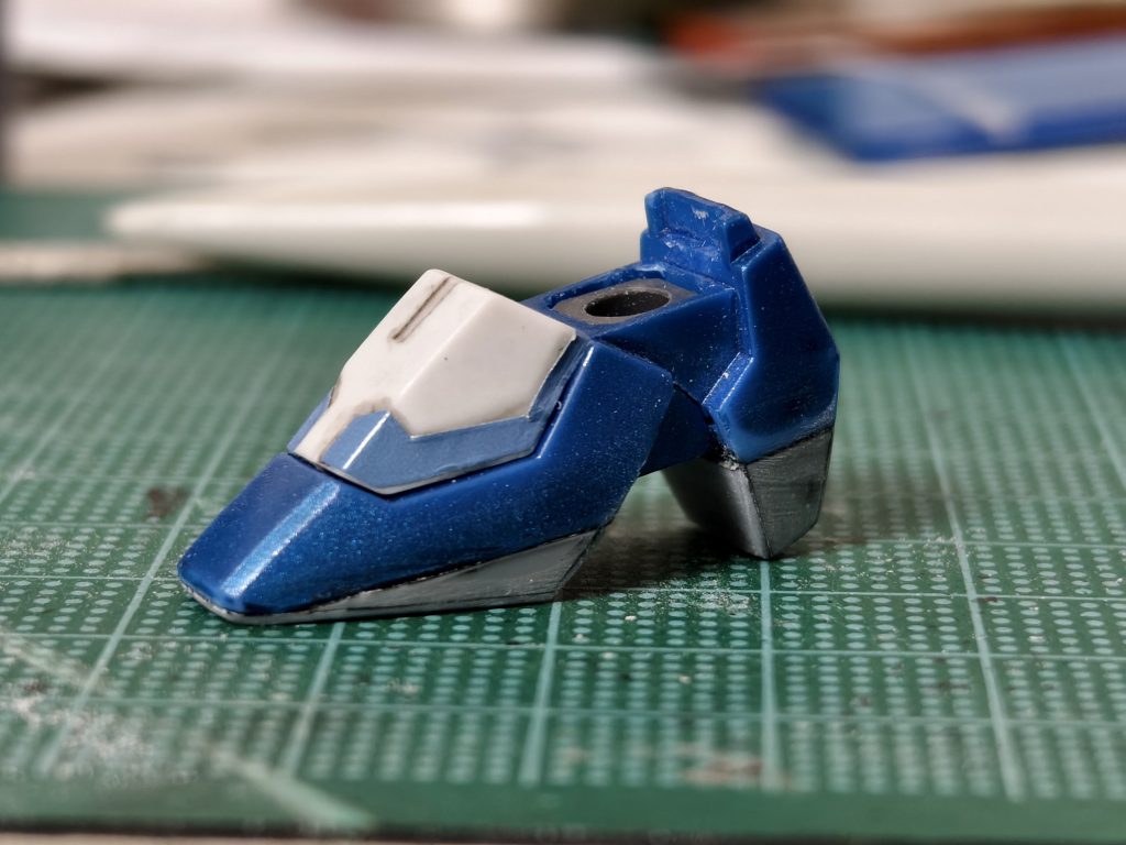 足にゴム板をつけてハイヒールの見た目を変える。