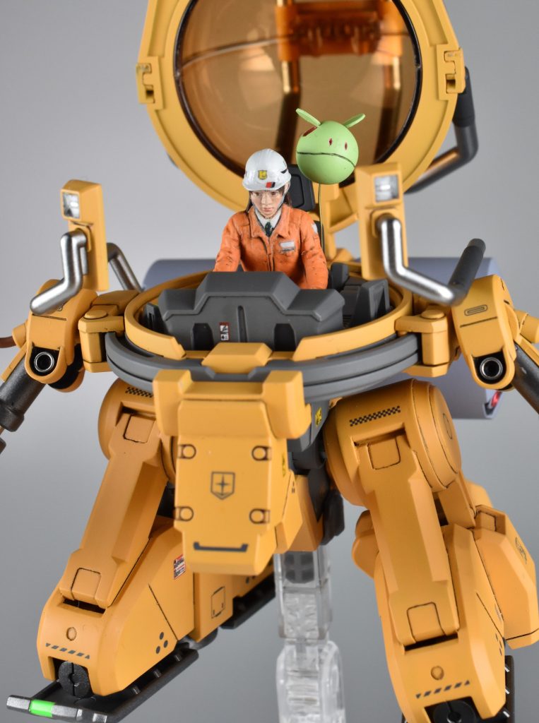 ほぼ同等スケールと思われるハセガワ1/35日立建機ホイールローダ ZW100-6より乗務員とデカールを転用、現代と宇宙世紀の融合です