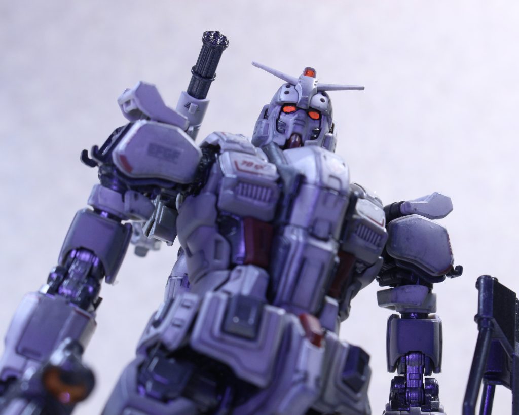 やはりガンダムEX作るのにやりたかったのが青とピンクでグラデーション状に光るビームサーベルと薄暗い戦場で光るツインアイです。ツインアイは蛍光塗料とブラックライトで光らせました。ビームサーベルはアルミシルバーを軽く吹いた後にクリアブルーを吹いて塗装。ついでに無色の蛍光塗料も吹いたのでこっちもブラックライトで光ります。