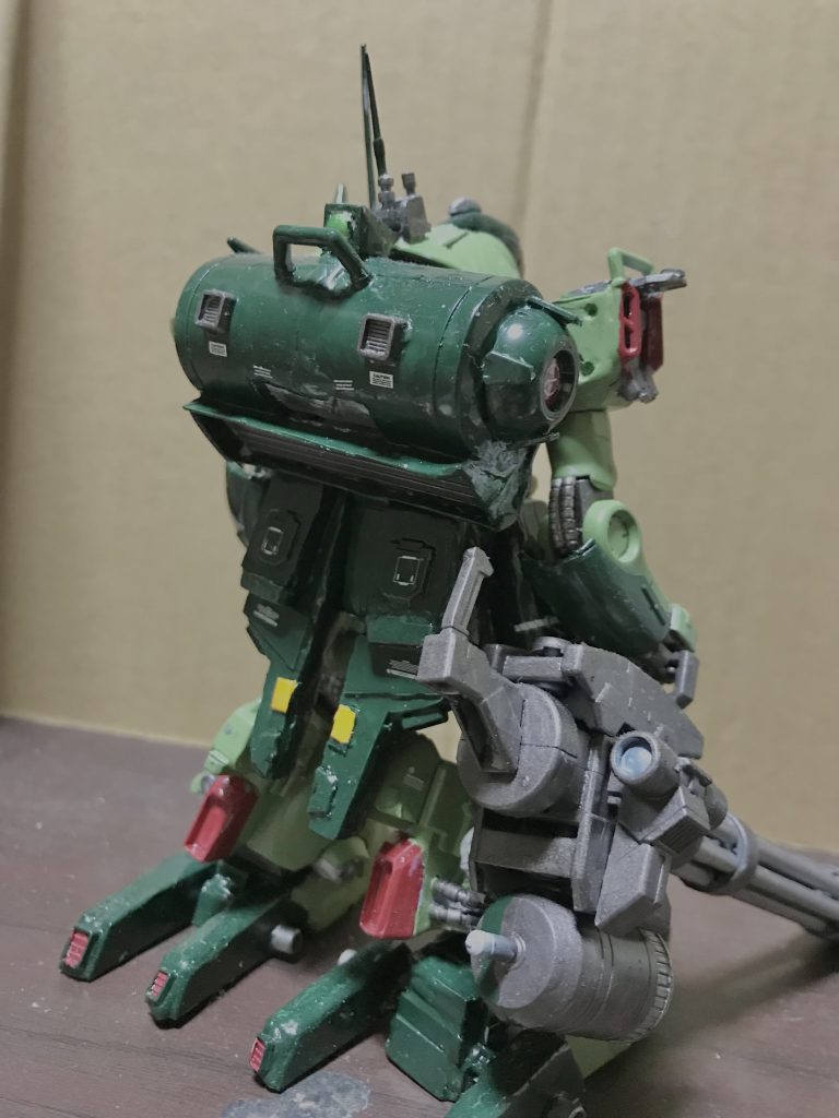 後ろ姿　掲載記事を参考にバックパックは包み込むように作りリアアーマーもプラ板とパテで包み込んでその結果足があまり動かなくなりました。