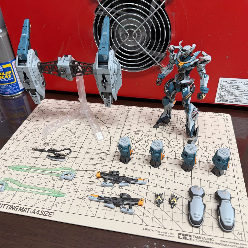 ちなみにこちらのジークアクス、シールドをつけた腕でビームライフルを持とうとすると、微妙に手首の接続部に干渉します幸い手首部分のみ独立して回転するので逃すことは出来ますが、シールドに角度が付いてしまうので、削るか方持ち出来る様に改造するとポージングしやすいかと思いました(自分は妥協してしまいましたが…💦)