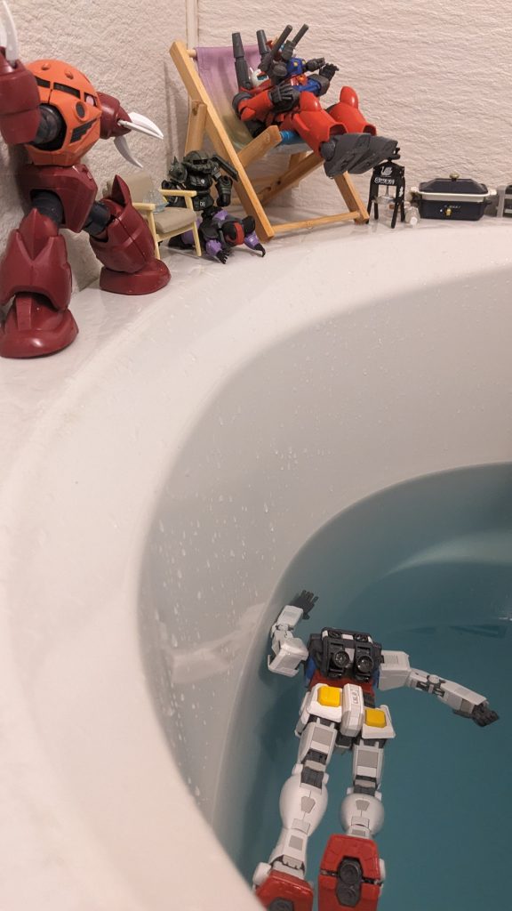 オジキ「一枚目にいなかったから出ないと思った視聴者よ！この泳ぎを観よ!」ちびザク「ちびドム君…君が入ったら多分死ぬからやめい」ちびドム「あ痛ッ！ちょっとちびザク君やってみる価値ありますぜっだよ〜」ガンキャノン「元気やな〜ガンタンク、君はだめだよ？絶対溺れるから」ガンタンク「泣」シャアズゴック「白いのぉ！お前だけにいいところを取らせんぞぉ！儂も行くから待っとけぃ！」