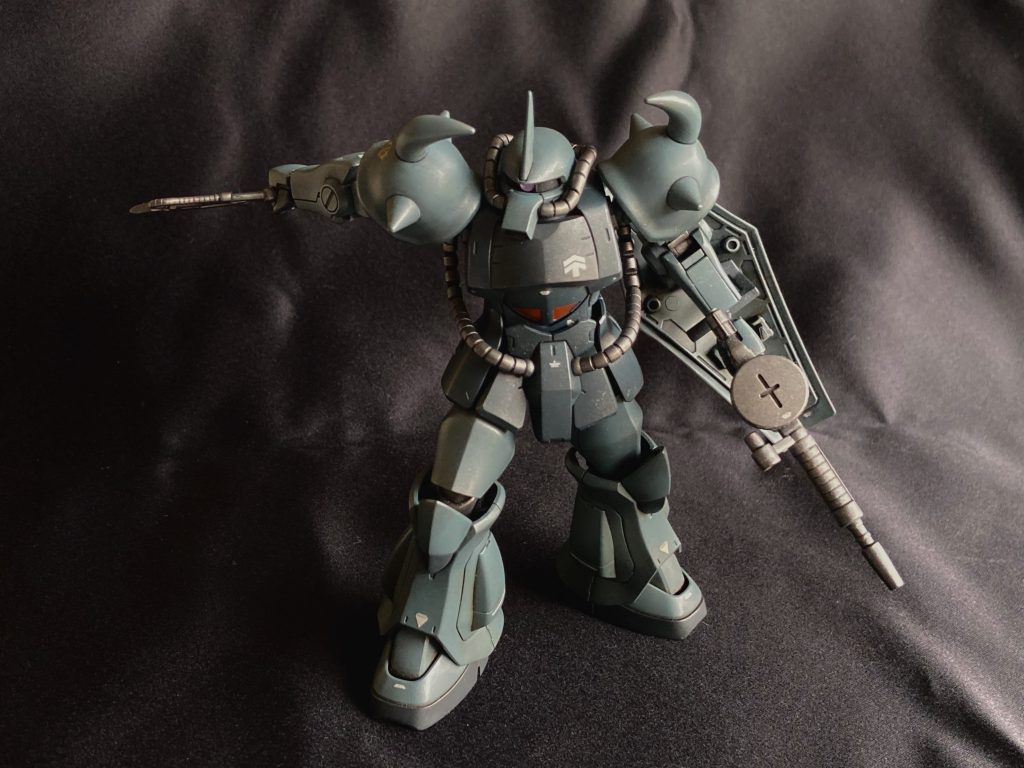 グフの象徴ではありますがヒートロッドと左手バルカンは非現実的で個人的に好みではないので廃止w新型を受領しながらザクの頃より愛用しているザクマシンガンとヒートホークを主武装にしている体にしました