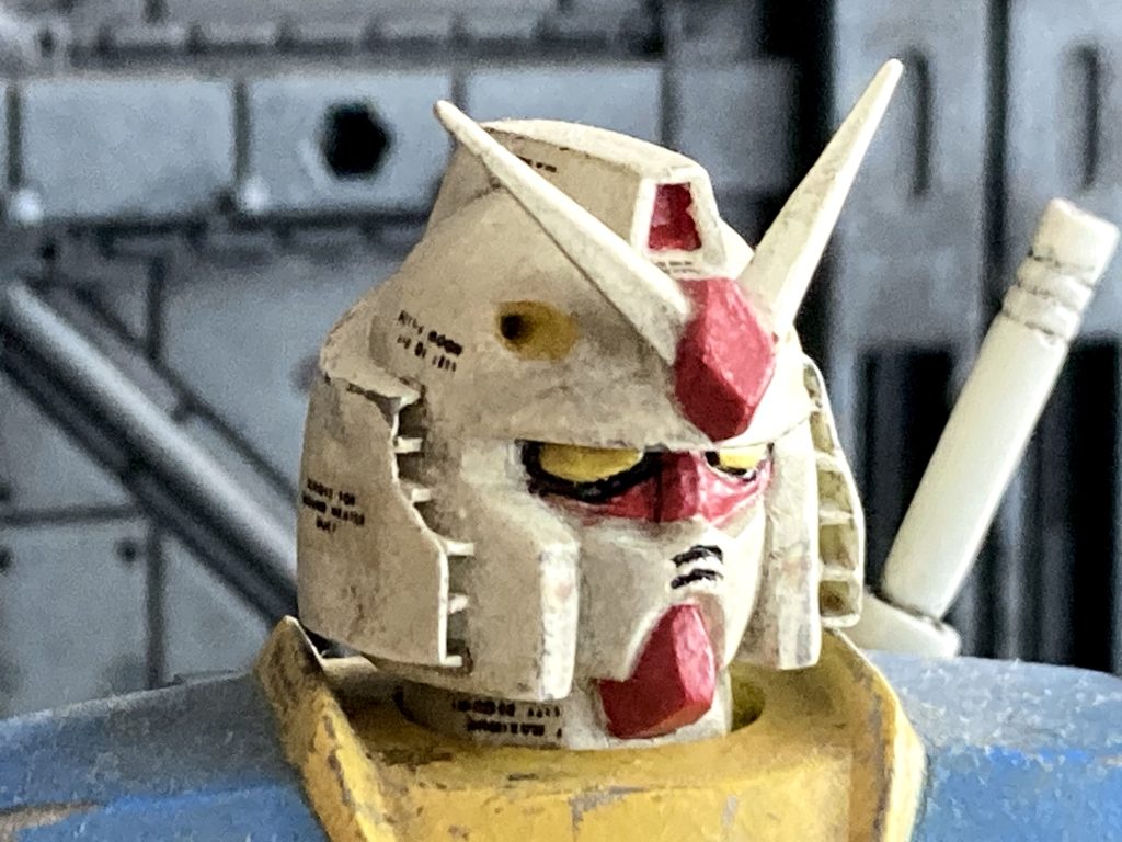 で、最も手を入れたのが頭部!アンテナの角度を狭くしてバルカンの銃口を開口、エアインテークをプラ板で作り直してあります!