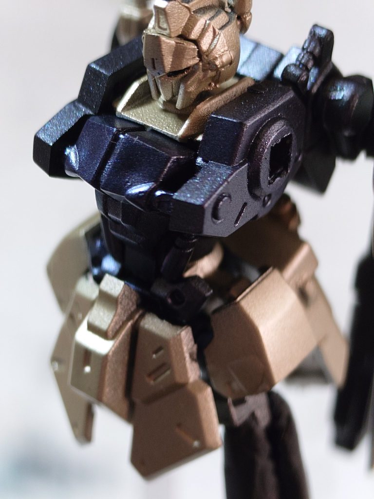 塗装途中のドアップ首元の金以外マスキング無しでここまでやれるのは素晴らしいですね