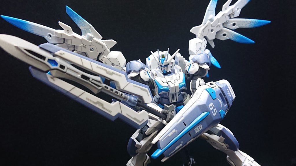 バスターソードモードは、重たい一撃で装甲の厚い敵や戦艦なんかを叩き斬るパワー型の武装になります💡30MMのランスパーツを上下反転させて、ランスの刃部分とシールドパーツを一纏めにすることでバスターソードモードになります✨戦艦のような巨大な敵を一刀両断するシーンってなんか胸が熱くなったりするんですよねw戦闘方法としては足を止めて力の限り敵を薙ぎ払う、そんな戦い方を考えています!必殺技はウイングユニットで天高く飛び上がり、急降下しながら最大出力でバスターソードを振り抜き縦一閃に切り裂く「縦一文字斬り」になります✨