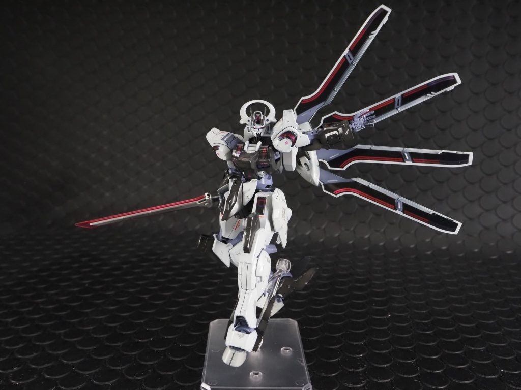 4形態が公式ですが、色々な可能性が考えられますね。マントや片翼の様なフォームがやはり一番格好いい気がします。