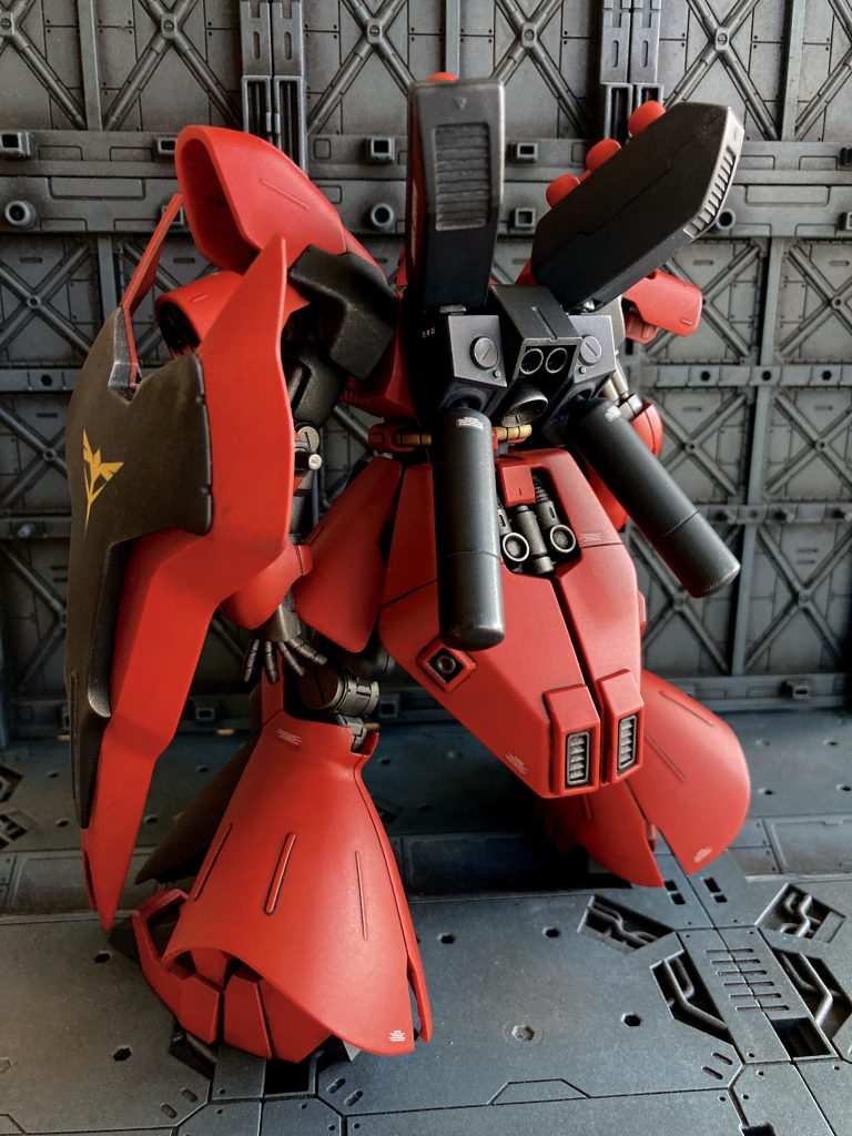 ネオジオン国章とシャアのパーソナルエンブレムは別売のデカールセットの中の小さい方をチョイス