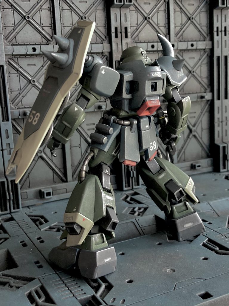 盾のスパイクをとんがった物に交換あとモノアイに穴を開けてネイルパーツを入れた以外はドノーマルです♬個人的にマーキングは大人しめが好みですのでデカールは最小にとどめてます