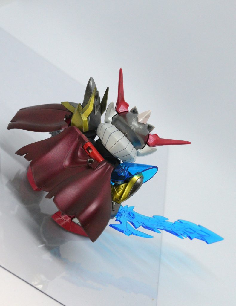 バックショット。マントは本来ホワイトですが、先日発売されてまだ使っていなかったクレオスのベルベットレッドを使用。深みのある色合いになったような。