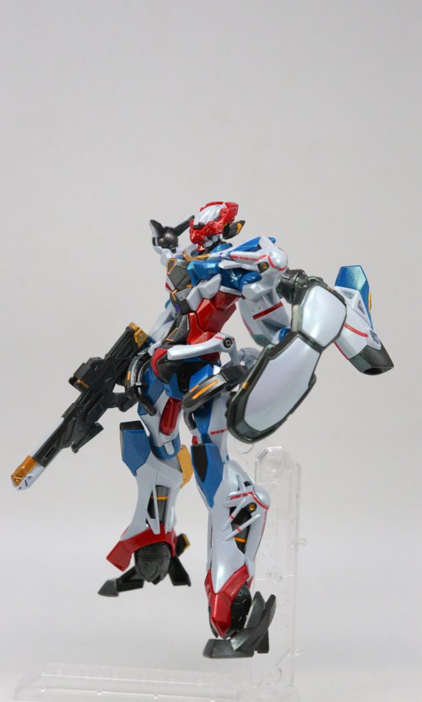 頭部非展開状態。普段はできるだけシールを使わないようにしていますが、さすがにこのキットではそれは無理でしたw