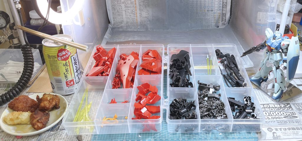 パーツカットを終えて休憩。ガンプラは肴になります。