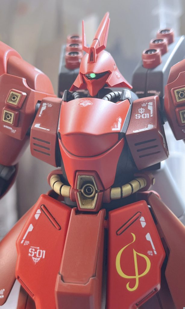 前からやってみたかった蛍光カラーとブラックライトによるモノアイのビコーン💡バンダイのカスタマイズマテリアルのメタリックシール（グリーン）の1番小さい丸シールを貼り、ガイアノーツの蛍光イエローグリーンを爪楊枝でチョンと塗りました。