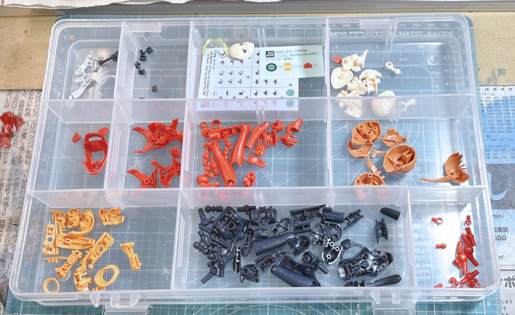 小柄なので細かなパーツが多いです。老眼殺しな上、指先に力が入りにくくなってポロポロとパーツを落としまくりです…😓