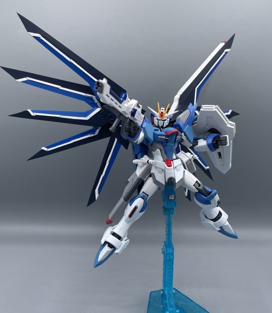 高エネルギービームライフル ライフリは、青をメインにした機体なので、やりがいがありました。成形色のコバルトブルーが素晴らしい発色をしているので一部残し、成形色+薄青+水色+ライジングフリーダムブルーの計4色の青を使用しています。