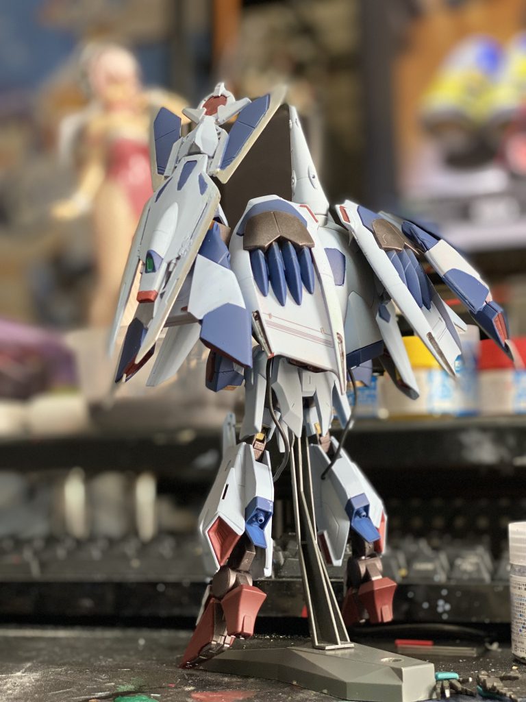 制作中に撮った後ろ姿。こだわりはキックを強化するためにケーブルを接続しています。マントスラスター部分の素材にスローネツヴァイのスカートを使っているので、設定上はドラグーンミサイルを搭載している、としています。