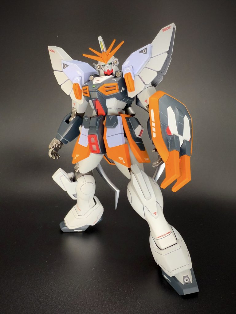 立ち姿。アクセントとしてメタルパーツ、ミラーフィニッシュ(テープ)を使用しています。センサー部分は蛍光塗料を使用しUVライトで発光します。