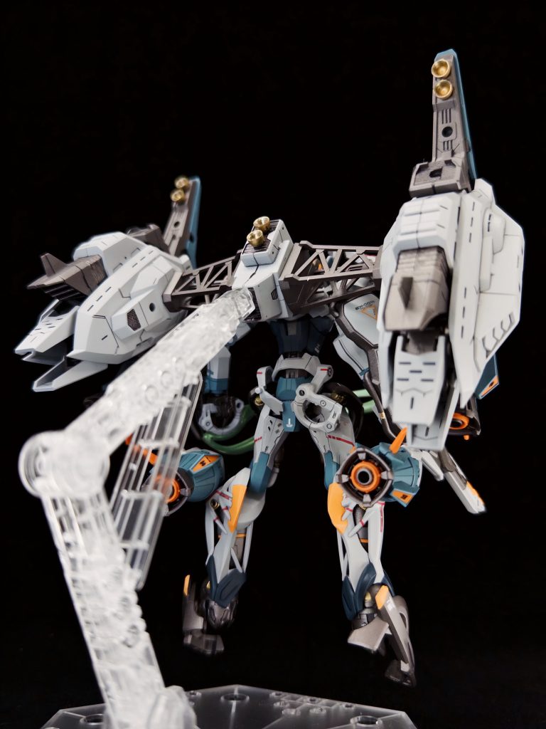 背面から以前からMSGのレイジングブースターをどこかで使いたかったのですが、特徴的なトラスフレームがハマる組み合わせが無く、お蔵入りしていました…今回メカデザインの山下いくと先生のイメージとして、フレーム構造を魅せるデザインが印象的だったので、ここぞとばかりに背負わせてみました