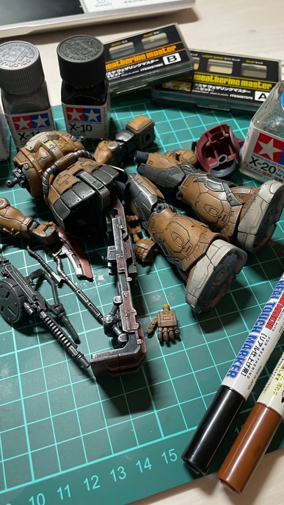 汚しは基本ウェザリングマスターとエナメル塗料とリアルタッチマーカーです。ウォッチングはウェザリングマスターを水で薄めてます。付属のシールは傷と一体になってるので貼りませんでした。ジオン汎用のデカール買っておけばよかったw 