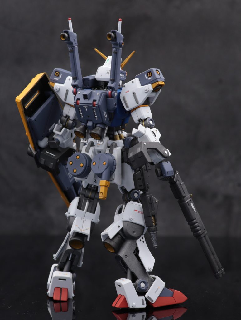 元は作業用モビルワーカーということで六角ボルトのディテールを付けてみたりしました。カラーリングを一部変更しつつ、細部に塗り分けています。あととにかく武器が多くて困惑しました笑