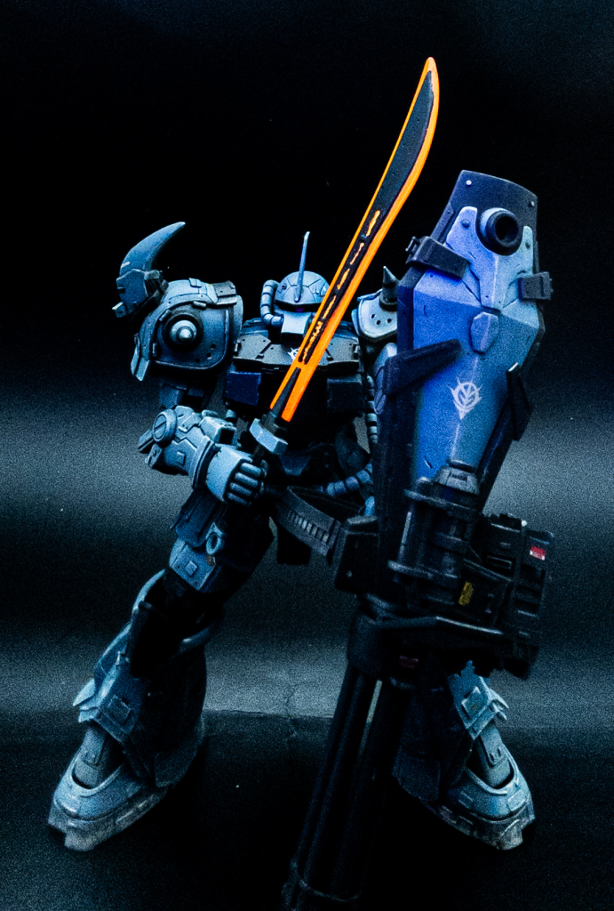 ヒートソードは蛍光オレンジで塗装後に、パテで盛った部分をエナメルのブラックで塗装劇中のモノとは剣の形が違うけど出来るだけ似せる努力は致しました🥰