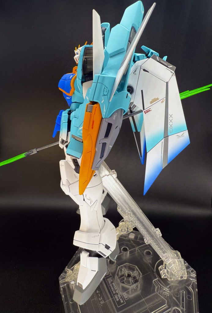 サイドビュー。デーカールがくどくなり過ぎないよう注意しました。