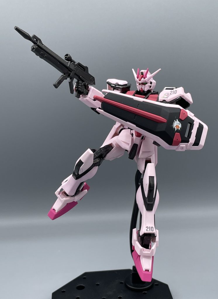 ビームライフルで攻撃ッ! EGなので、グリップ部分の形状が簡略化されていますが、長さはあるので迫力は十分ですね。