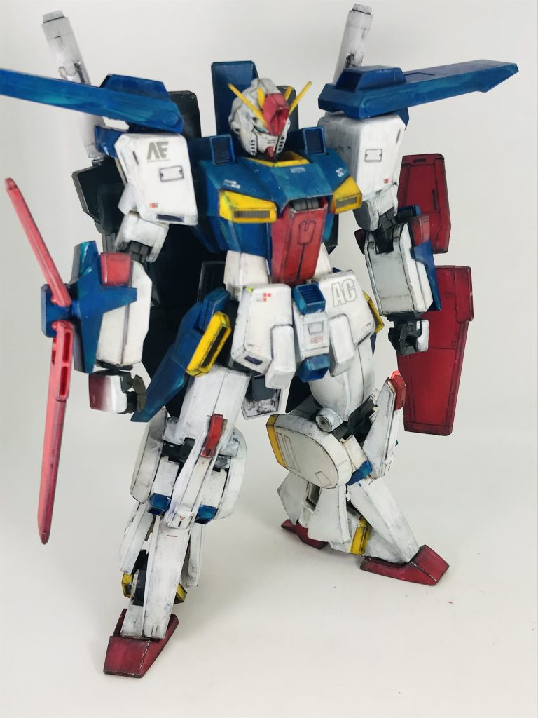 俯瞰ぎみに写真を撮るとどうしても脚が短くみえてしまうんですよね…かと言って下から煽りぎみで写真を撮ると、胸が張り気味の機体は顎が隠れてしまう😨巨乳系?のガンダムはカッコいい写真撮るのがかなり難しい気がします