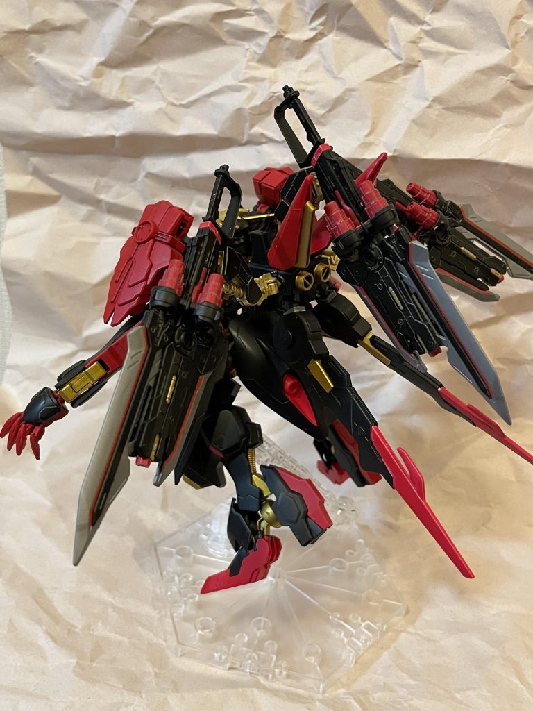 バックパックにはレッドドラゴンを使いました。ガチャガチャしててかっこいいなぁ、と。また、好きな武装であるテイルブレードがフライトユニットの翼に酷似していたので、フライトユニット下部の翼をテイルブレード二基に変更。…テイルブレードっていくつか別の形が出てるけど、結局この形が1番カッコいい。