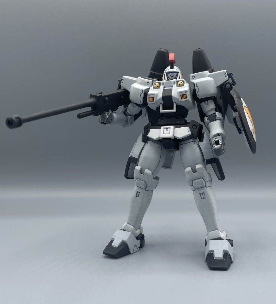 ガンダム相手に一歩も引けを取らない、重モビルスーツであるトールギス。キットの出来も、発売当時のことを考えれば、非常によく出来たキットであるように思います。 いわゆるガンダムフェイスでなく、バイザー型カメラであるために造形が崩れることもなく、手堅くまとまっている印象です。自由度は高くありませんが、バーニアスラスターの展開ギミックを再現していたり、ドーバーガンやシールドの懸架が出来たりなど、低価格帯のキットながら、プレイバリューも高めだと思います。 後発にRGがありますが、旧キットならではの面白さ、味わいのあるキットですね。 最後までご覧いただき、ありがとうございました!(*^^*)