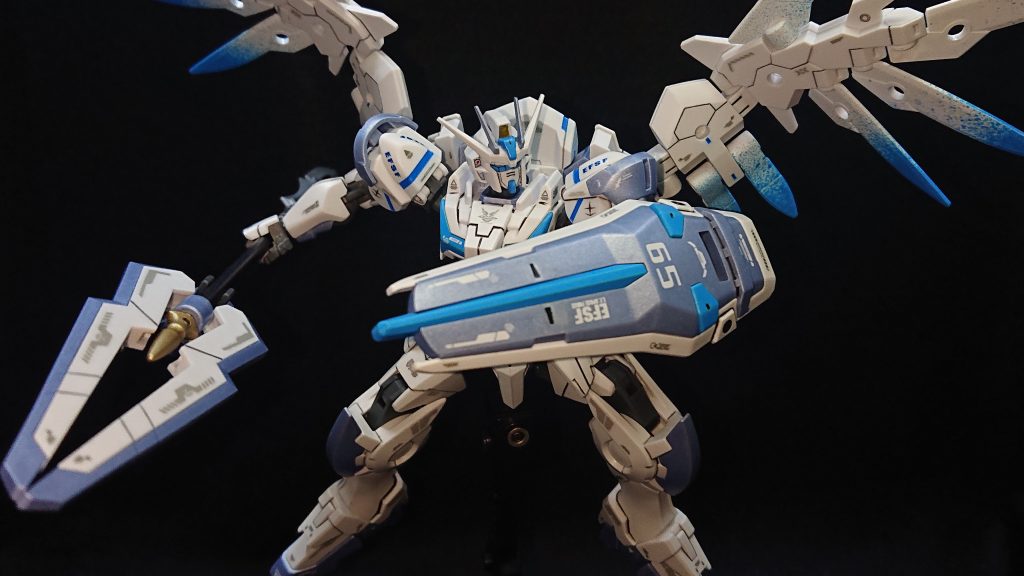 今回のお気に入りポイントは“ウィングユニット”と“可変式のオリジナル武装”です天使モチーフの改造案は結構前からあったのですが、当時は天使の翼として納得のいくパーツが見つからなくてしばらく保留になっていました💦ですが最近30MMのウィングユニットを入手できたことで、この改造案が再始動したぐらいウィングユニットのデザインは気に入っていますねw塗装の方も少し拘っていて、翼の先だけを青くしたいと考えて簡単なグラデーション塗装に挑戦しています💡自分は缶スプレーでの塗装がメインなのでかなり大雑把なグラデーション塗装になってしまいましたが、遠目で見ればなかなか良い感じにはなっていますw可変式のオリジナル武装にした切っ掛けとしては、製作当初天使が持っている武器のイメージが弓矢だけだったのですが調べてみると槍とか剣とか結構何でもアリだったので、それならいっそのこと複合兵装にしてみようって感じで生まれましたw可変機構はかなり簡単なモノなのですが、どのモードもちゃんとそれぞれの武器の特徴を捉えており個人的には満足いくデキとなっています✨全体のデザインやカラーリング、武装に至るまでしっかりと天使らしく仕上げることができ、また1つ素晴らしいストライクが出来上がり大変満足していますwでは、最後までご覧いただきありがとうございました