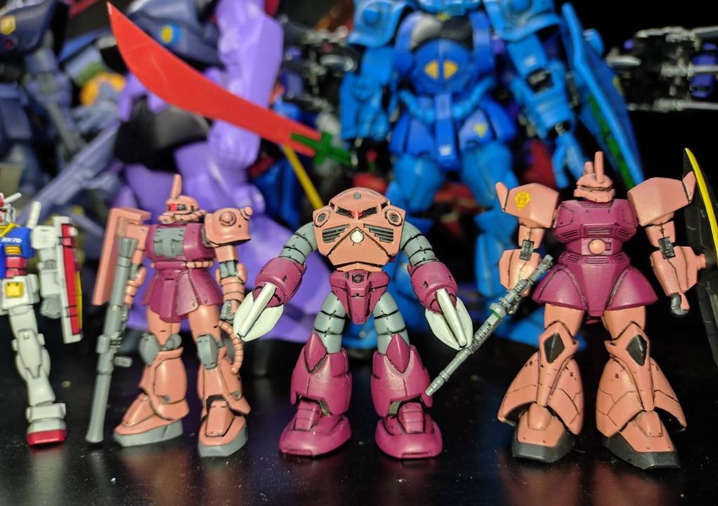 今回加わったシャアザクとシャアズゴック。どちらもガンダムカラーのシャア専用カラーで塗っています。改めて見るとズゴックだけカラー反転してるのが面白い。ズゴックは本来開き手と閉じ手が一個づつなのですが、安くもう一つ手に入れたので両方閉じ手にしました。安かった理由は開き手一個欠品だったので、両開き手は出来ません…